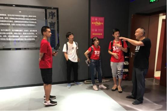 一群人站在臺(tái)上演講中度可信度描述已自動(dòng)生成